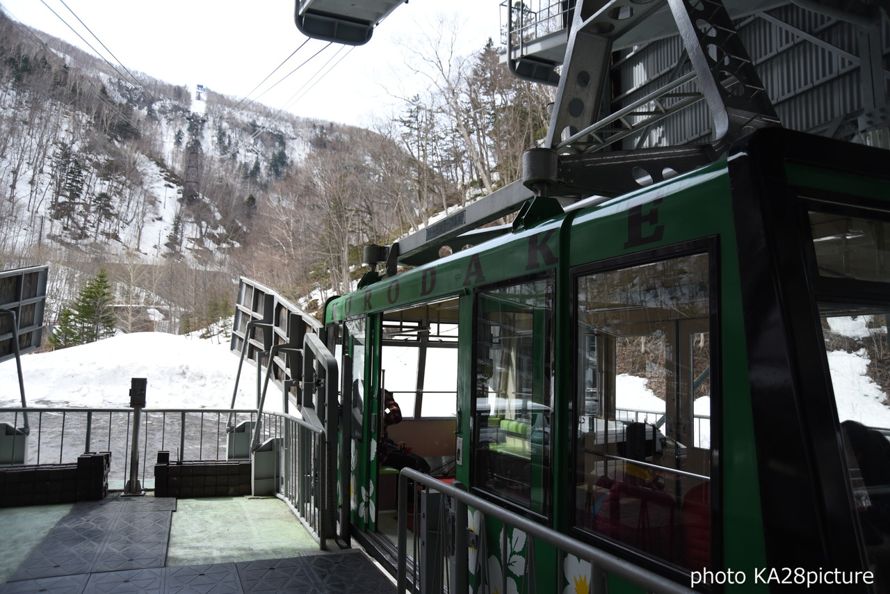 大雪山層雲峡黒岳ロープウェイスキー場　積雪 380cm！標高1,984ｍの黒岳山頂から大斜面にシュプールを描く(*^^)v 